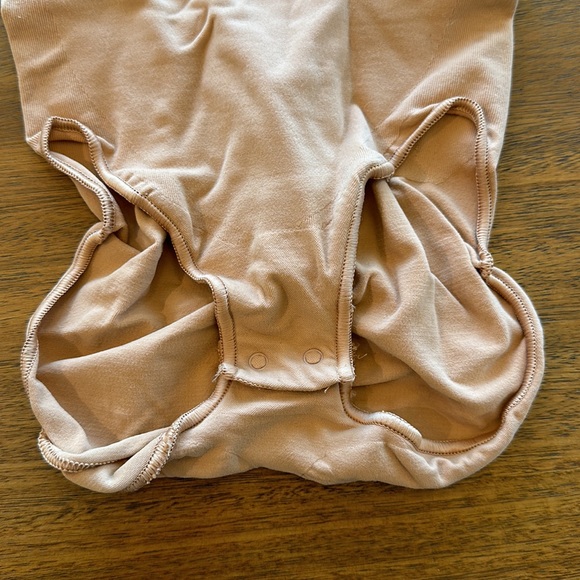 SKIMS SCULPTING BODYSUIT BRIEF W/ SNAPS - Picture 8 of 16